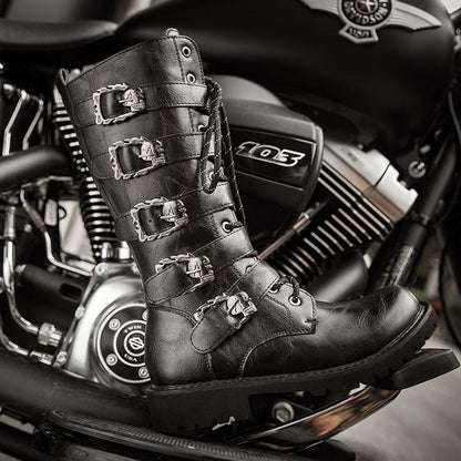 Blaudonau- Schädel schnallt Motorradstiefel