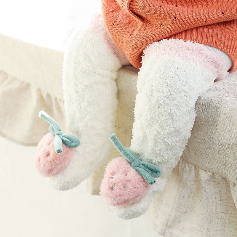 Blaudonau- Flauschige Wintersocken für Babys Weiße Erdbeere