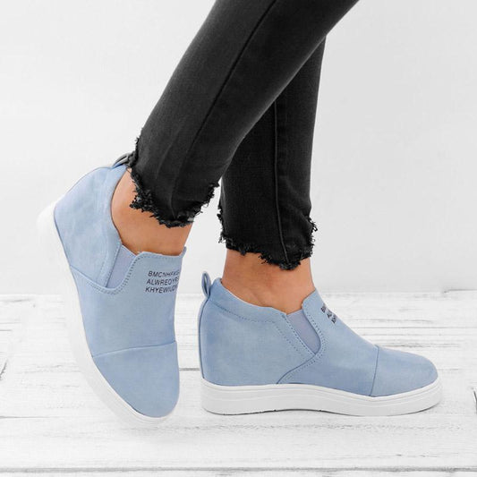 Blaudonau- Buchstaben Slip-on-Turnschuhe mit Keilabsatz