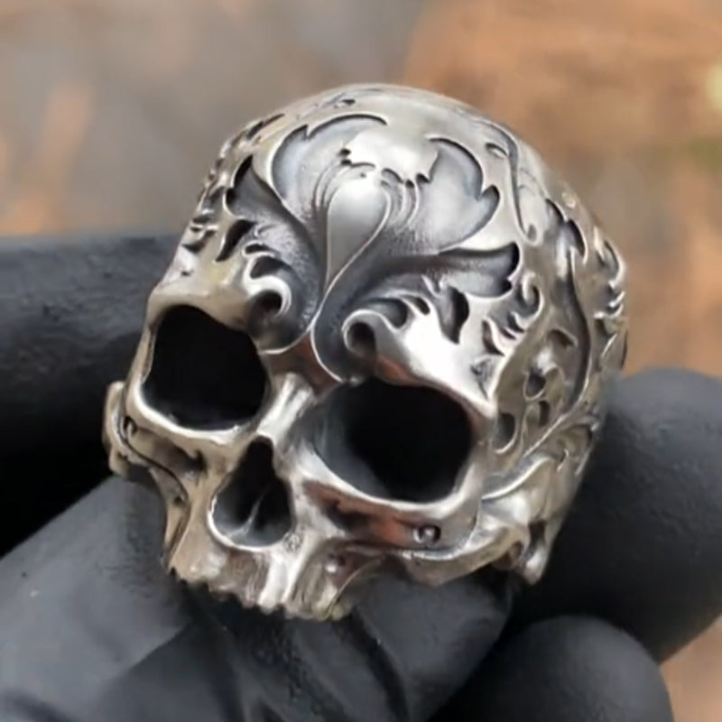 Blaudonau- Barocker Ring mit Totenkopf-Schnitzerei