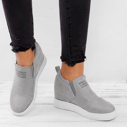 Blaudonau- Buchstaben Slip-on-Turnschuhe mit Keilabsatz GRAU