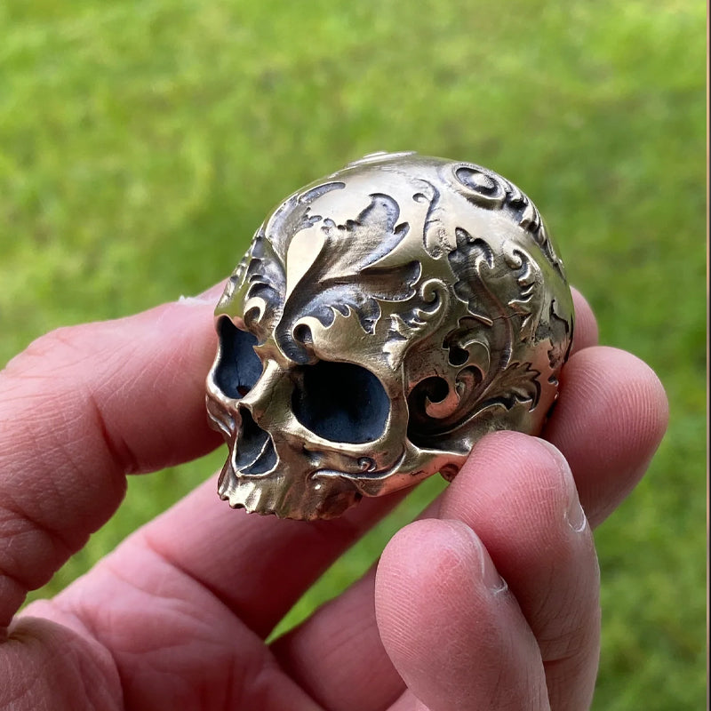 Blaudonau- Barocker Ring mit Totenkopf-Schnitzerei