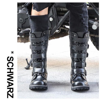 Blaudonau- Schädel schnallt Motorradstiefel