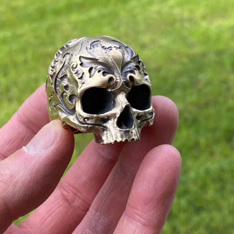 Blaudonau- Barocker Ring mit Totenkopf-Schnitzerei