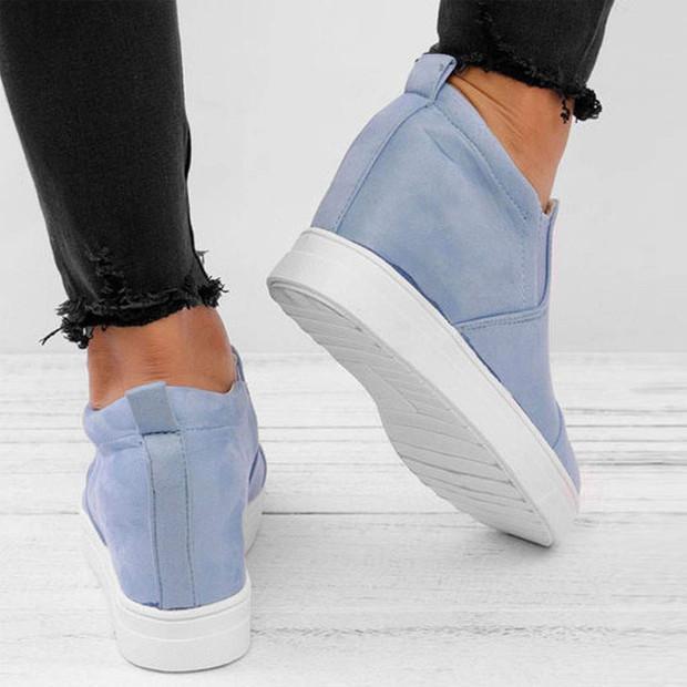 Blaudonau- Buchstaben Slip-on-Turnschuhe mit Keilabsatz